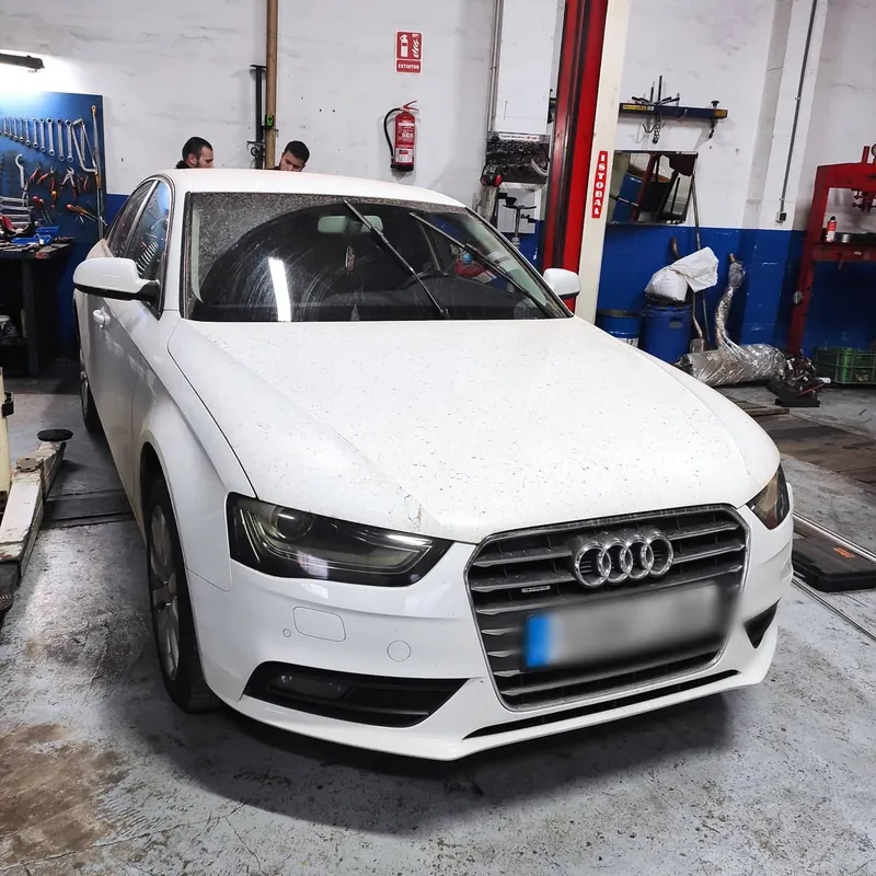 Audi A4 sobre el elevador en el taller Ecomotor de Pedreguer