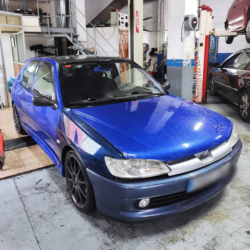 Peugeot 306 S16 azul en el taller multimarca Ecomotor de Pedreguer