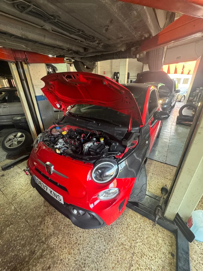Motor del Abarth 595 al descubierto durante una revisión en Ecomotor